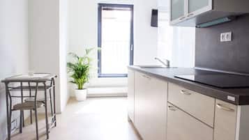 Jääkaappi, mikroaaltouuni, liesi, kahvin-/teenkeitin