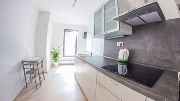 Réfrigérateur, micro-ondes, plaque de cuisson, cafetière/bouilloire