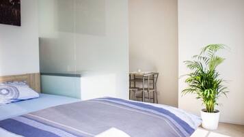 Silitysrauta/-lauta, Wi-Fi, vuodevaatteet