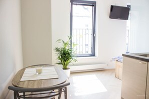 Dining - Onsite Free Parking | 10min Centre | 600+ Reviews (Praha 3 - Žižkov)