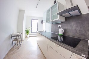 Jääkaappi, mikroaaltouuni, liesi, kahvin-/teenkeitin