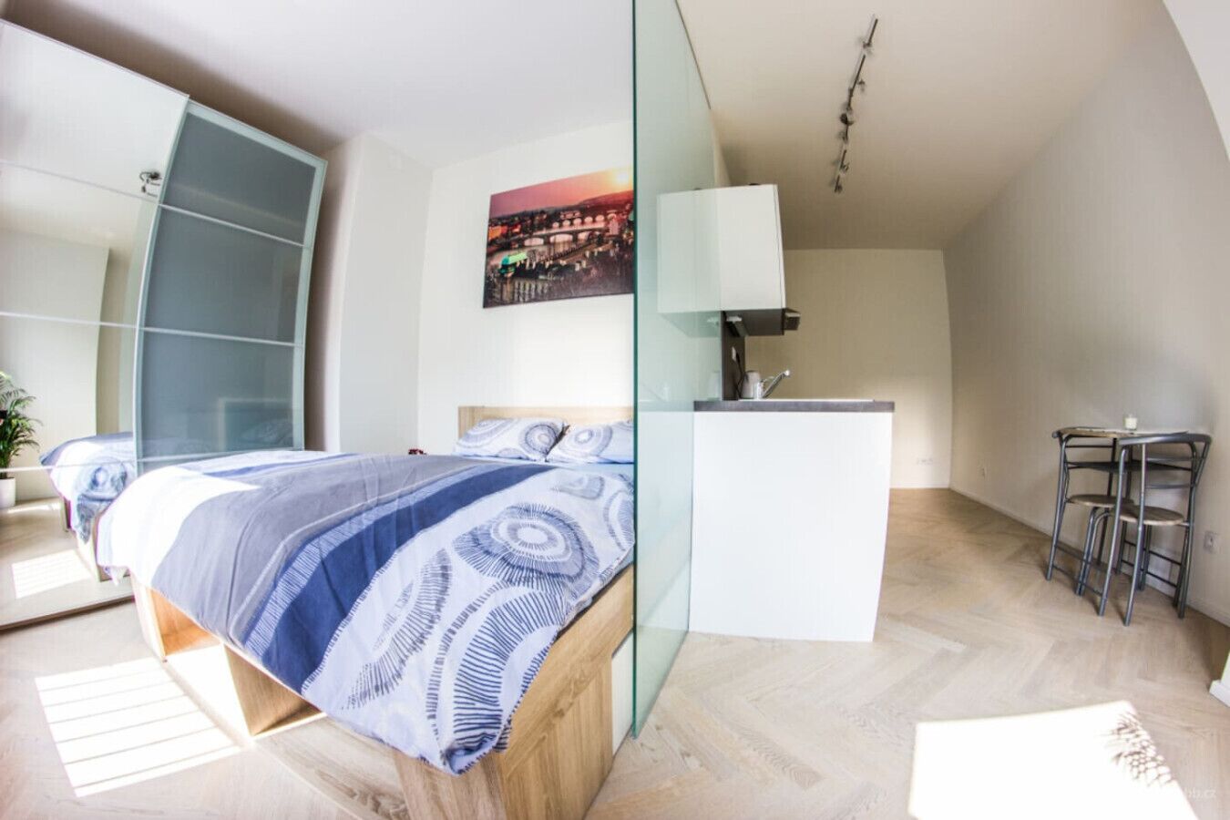 Iron/ironing board, WiFi, bed sheets