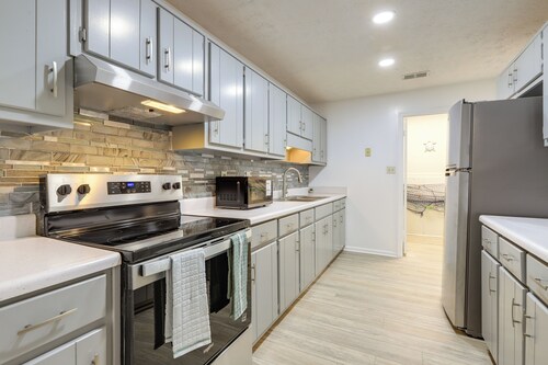 Artistic Escape in Fayetteville! Cozy Couple's Apt