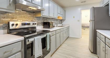 Artistic Escape in Fayetteville! Cozy Couple's Apt