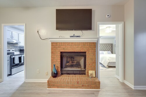 Artistic Escape in Fayetteville! Cozy Couple's Apt