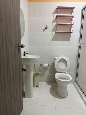 Doccia, sapone, carta igienica