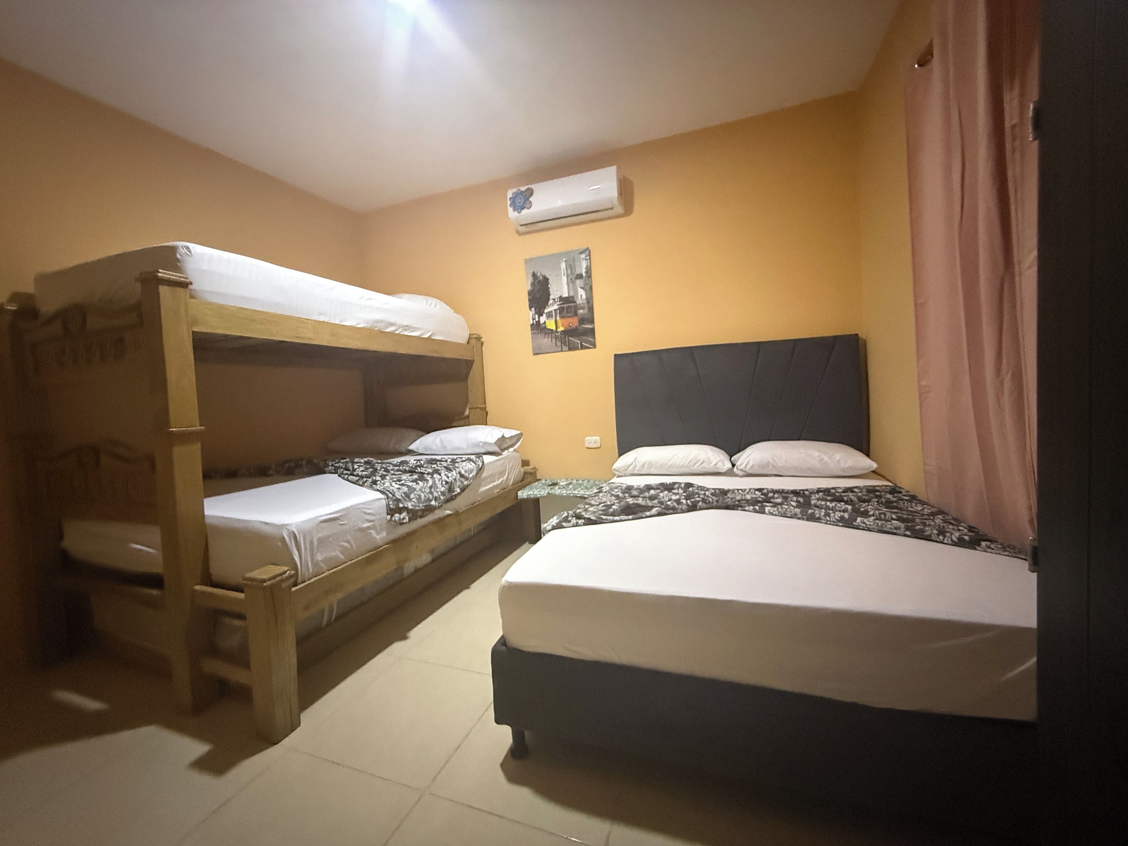 2 quartos, acesso à internet, roupa de cama