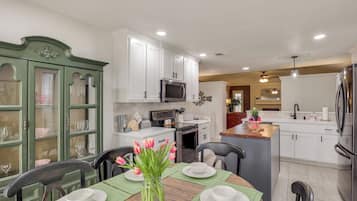House (3 Bedrooms) | Interior