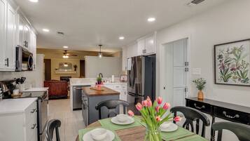 House (3 Bedrooms) | Interior