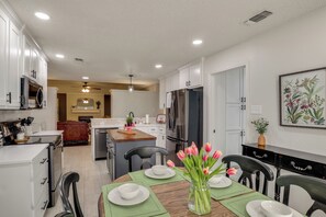 House (3 Bedrooms) | Interior