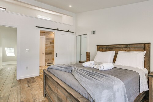 Family-friendly! Waterfront Home on Lake Hopatcong