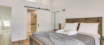 Family-friendly! Waterfront Home on Lake Hopatcong