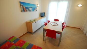 Villa, 3 Bedrooms, Patio, Garden View | Dining room