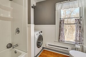 Apartment (3 Bedrooms) | Interior - Easy Beach Access! Classic New London Charmer (New London)
