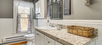 Easy Beach Access! Classic New London Charmer
