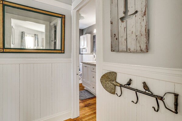 Apartment (3 Bedrooms) | Interior - Easy Beach Access! Classic New London Charmer (New London)