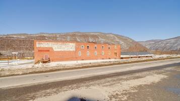 A brick building with a sign that reads "Hinton Hardware."