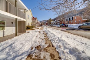 Apartment (0 Bedroom) | Interior - Explore the Hinton Historic District! Luxe Studio (Hinton)