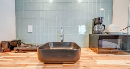 Explore the Hinton Historic District! Luxe Studio