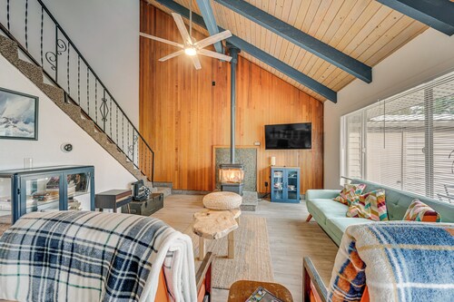 Near Mcnary Dam! Pet-friendly Condo on Golf Course