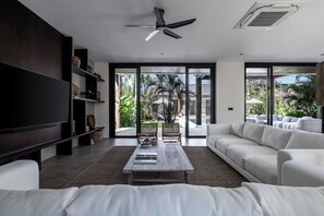 Smart TV - Stylish Private Pool Villa Seminyak, Steps from KU DE TA, Mama San & Beach Clubs (kuta)