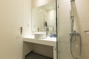 Hair dryer, towels, soap - Eμπειρία γεμάτη στιλ σε αυτόν τον χώρο που βρίσκεται κεντρικά. (Athina)