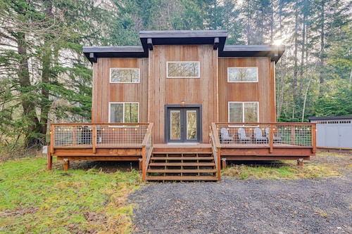 5 Mi to Mt Rainier Nat'l Park: Gem w/ Lake Access
