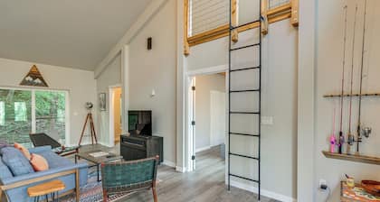 5 Mi to Mt Rainier Nat'l Park: Gem w/ Lake Access