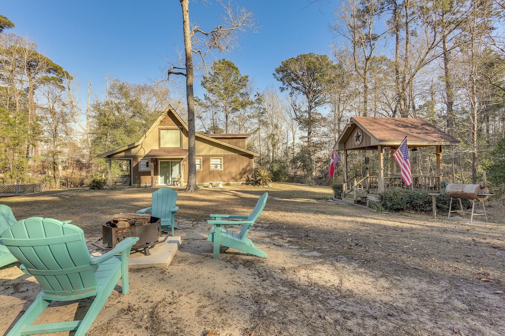 Lake Days on Sam Rayburn! Wooded Retreat w/ Yard - Powell, TX