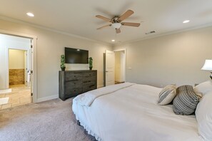 Interior - Stroll to Shore: Oceanside Condo w/ Hot Tub Access (Oceanside)