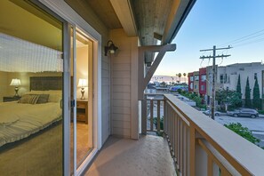 Interior - Stroll to Shore: Oceanside Condo w/ Hot Tub Access (Oceanside)