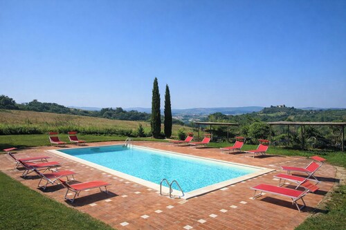 Walnut – Tuscan 2 bedroom apartment on the ground floor with panoramic pool