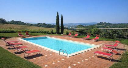 Walnut – Tuscan 2 bedroom apartment on the ground floor with panoramic pool