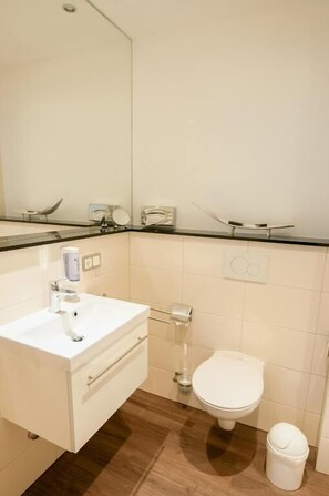 Zuhanyzó, hajszárító, törölközők és szappan