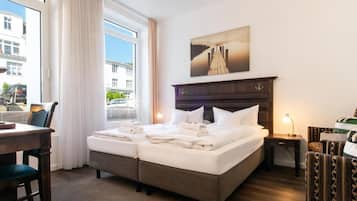 Economy-Doppelzimmer, Blick auf den Innenhof | Zimmersafe, Schreibtisch, Verdunkelungsvorhänge, kostenloses WLAN