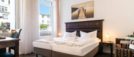 Economy-dobbeltværelse - udsigt til gårdsplads | Pengeskab på værelset, skrivebord, mørklægningsgardiner, gratis Wi-Fi