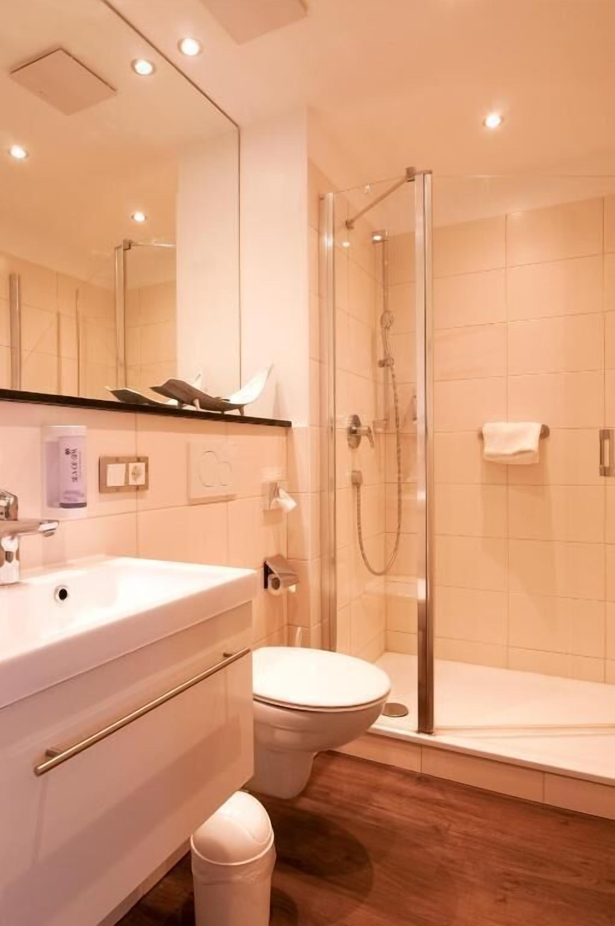 Standard Double Room, Sea View | Bilik Mandi | Pancuran mandi, pengering rambut, tuala disediakan, sabun 