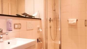 Standard Double Room, Sea View | Bilik Mandi | Pancuran mandi, pengering rambut, tuala disediakan, sabun