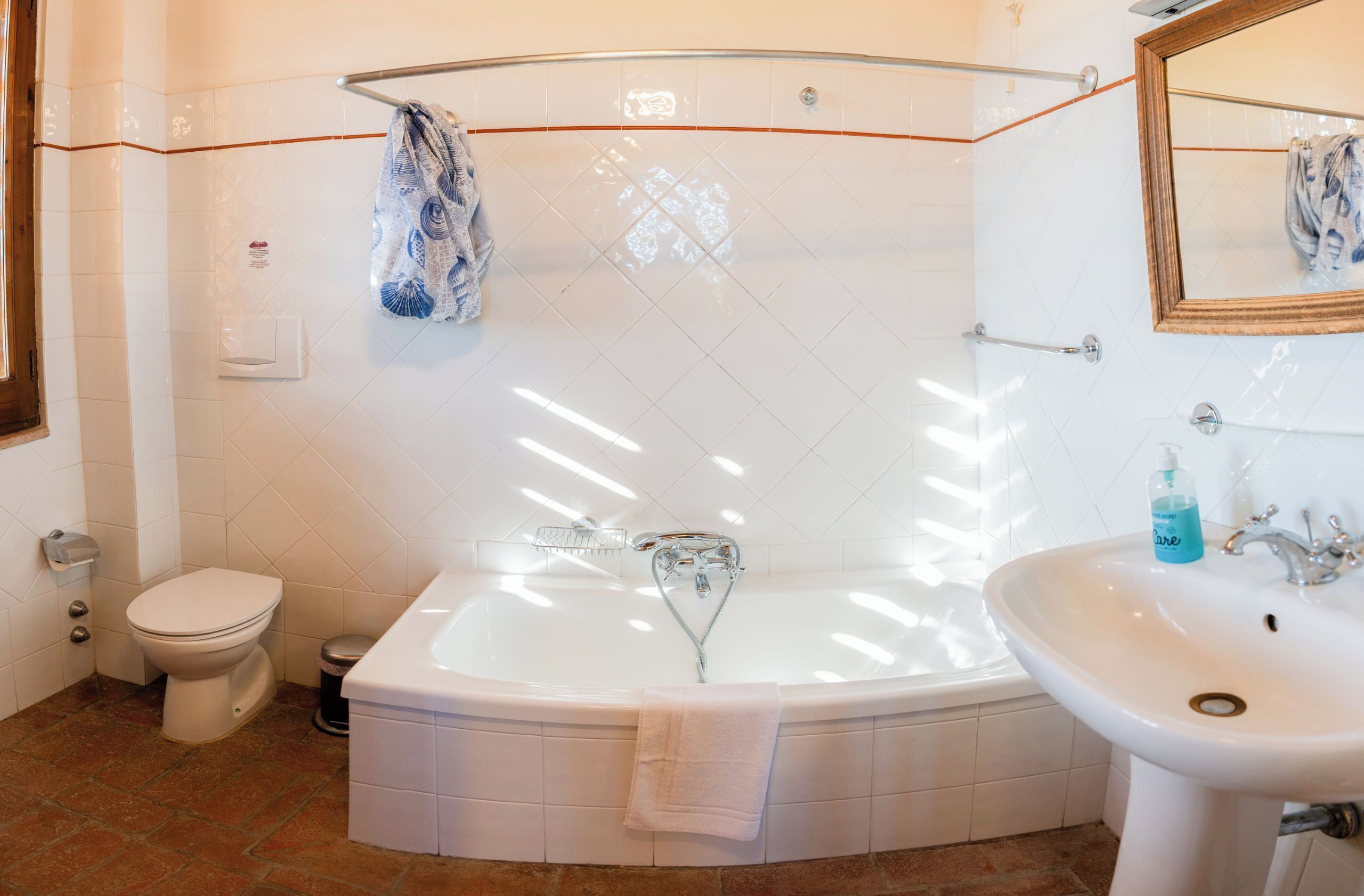 Ein Badezimmer mit Badewanne, Toilette und Waschbecken.