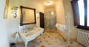 Hair dryer, towels - Castle of Cabbiavoli - A Unique Refuge in the Heart of Tuscany (Castelfiorentino)