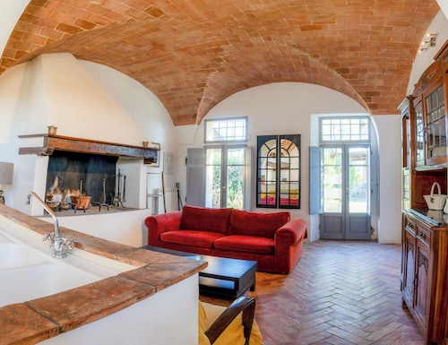Fico – Rustic Tuscan Apartment on the Ground Floor with Patio and Pool, 2 Bedrooms