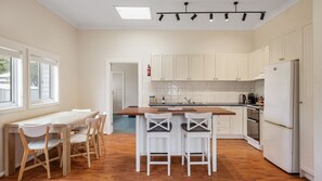 冰箱、微波炉、烤箱、炉灶