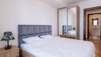 Iron/ironing board, bed sheets