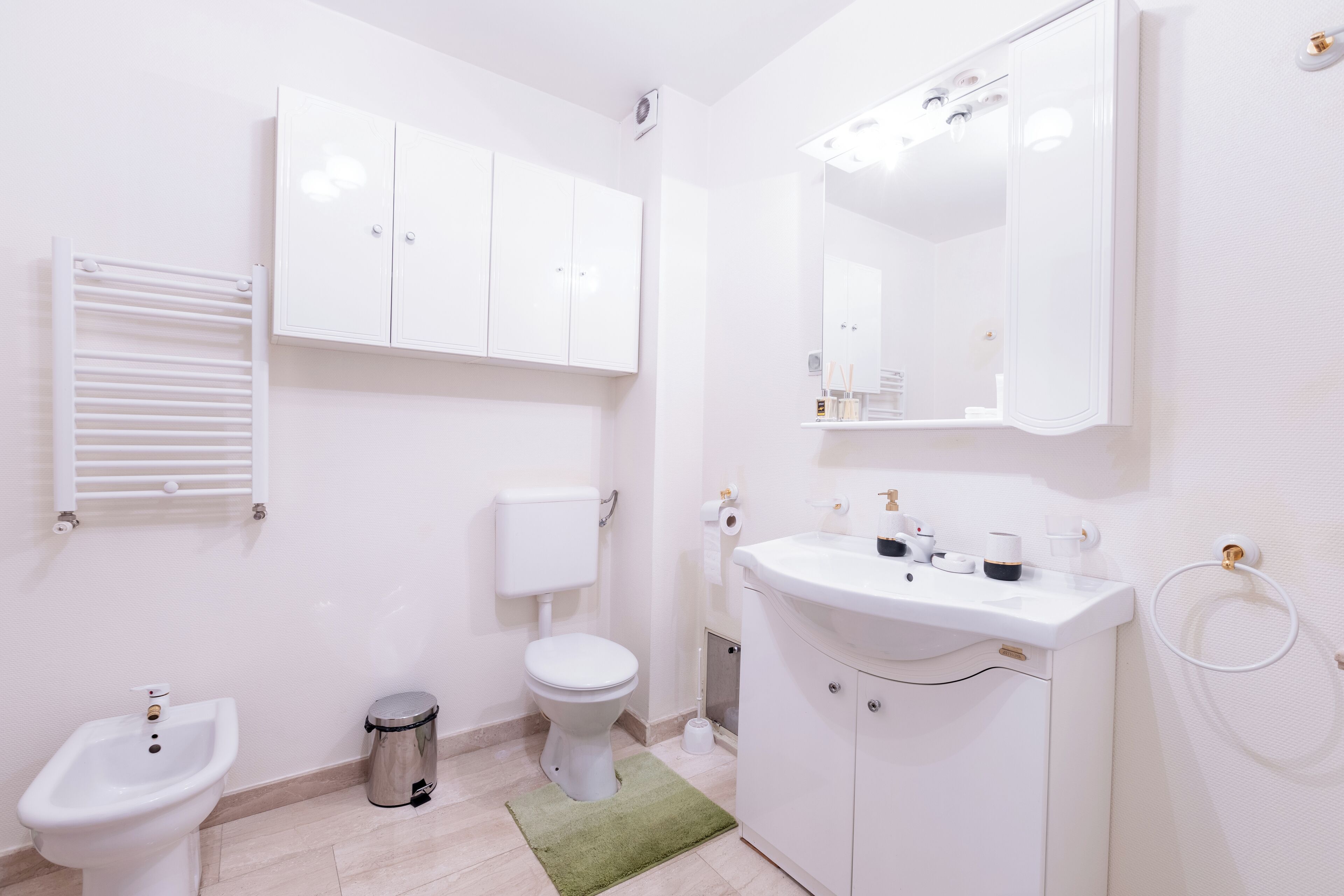 Bruser, hårtørrer, bidet, håndklæder