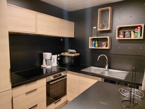 Frigorífico, microondas, horno y placa de cocina