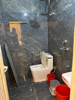 Deluxe-værelse | Badeværelse | Bruser, gratis toiletartikler, håndklæder, Sæbe