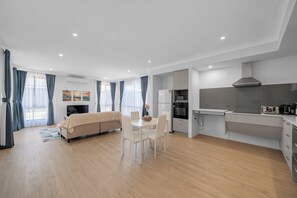 Living area - Relaxing, spacious home amenities close
shops, schools, transport, lake, beach (Lakelands)