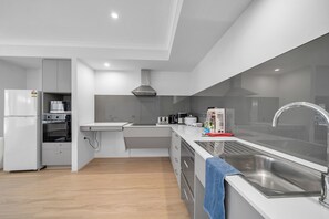 Private kitchen - Relaxing, spacious home amenities close
shops, schools, transport, lake, beach (Lakelands)