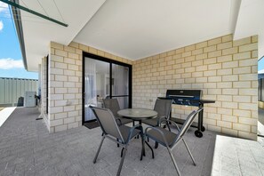 Outdoor dining - Relaxing, spacious home amenities close
shops, schools, transport, lake, beach (Lakelands)