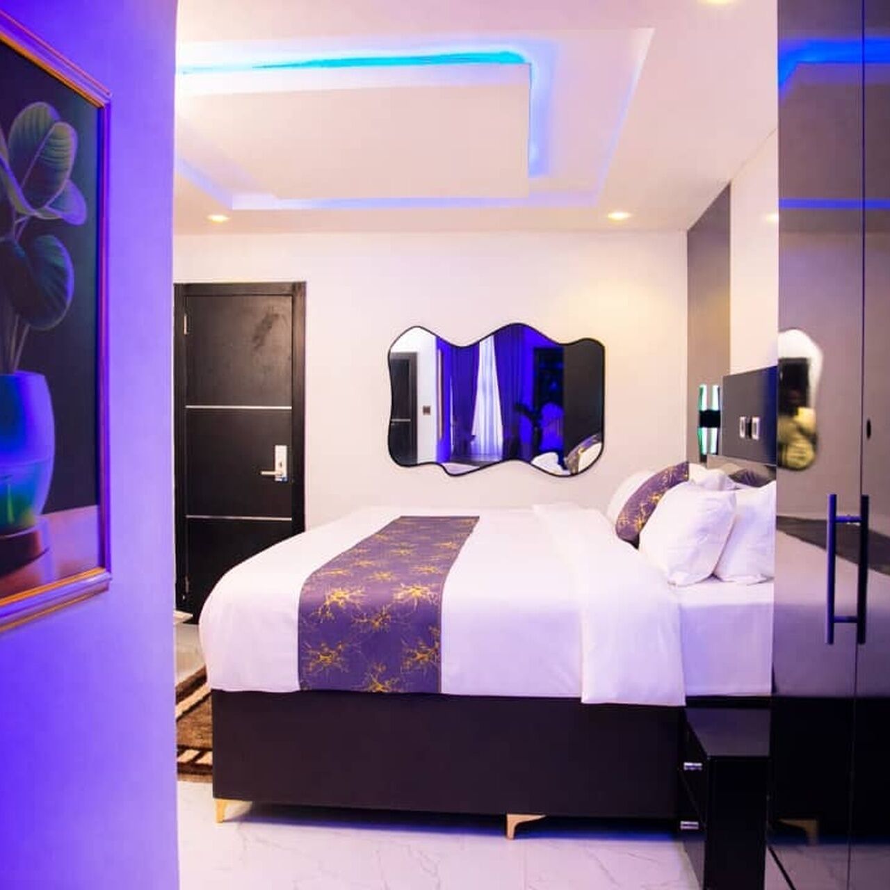 Desk, laptop workspace, free WiFi